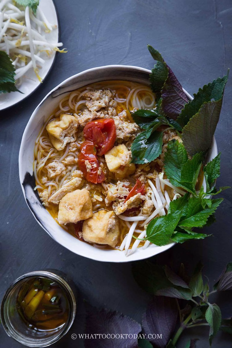 Bun Rieu Cua (Crab Noodle Soup)