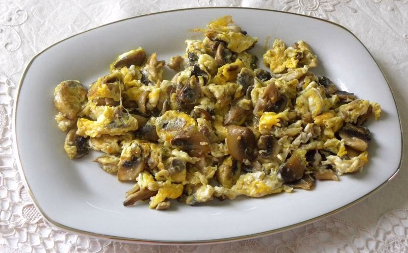 Manitaria Me Avga (Mushroom And Egg)