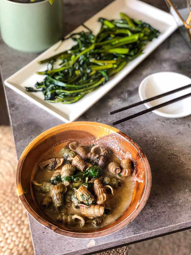 Oc Len Xao Dua (Snails In Coconut Milk)