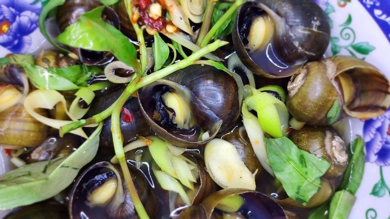 Oc Luoc Xa (Boiled Lemongrass Snails)