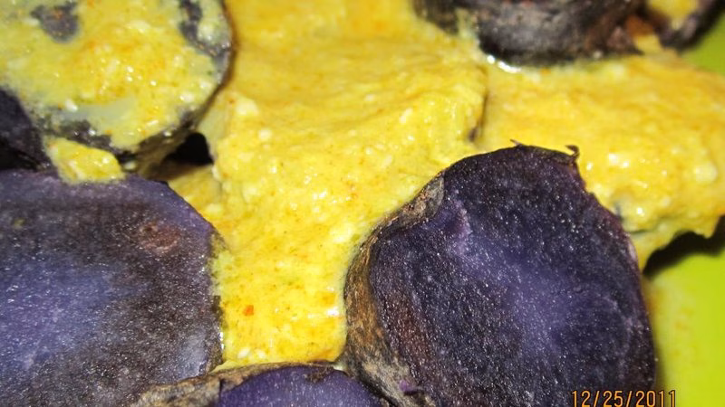 Papas Con Huancaína Y Mariscos (Potatoes With Huancaína Sauce And Seafood)